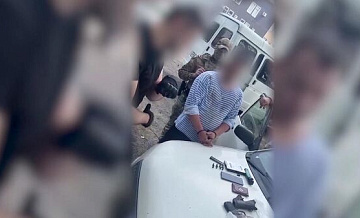 Мужчина в полицейской форме устроил пьяный дебош в Хабаровске