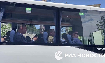 Некоторые члены украинской делегации прибыли на переговоры в военной форме Некоторые члены украинской делегации прибыли на переговоры в военной форме