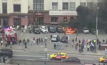 На западе Москвы загорелись два автомобиля