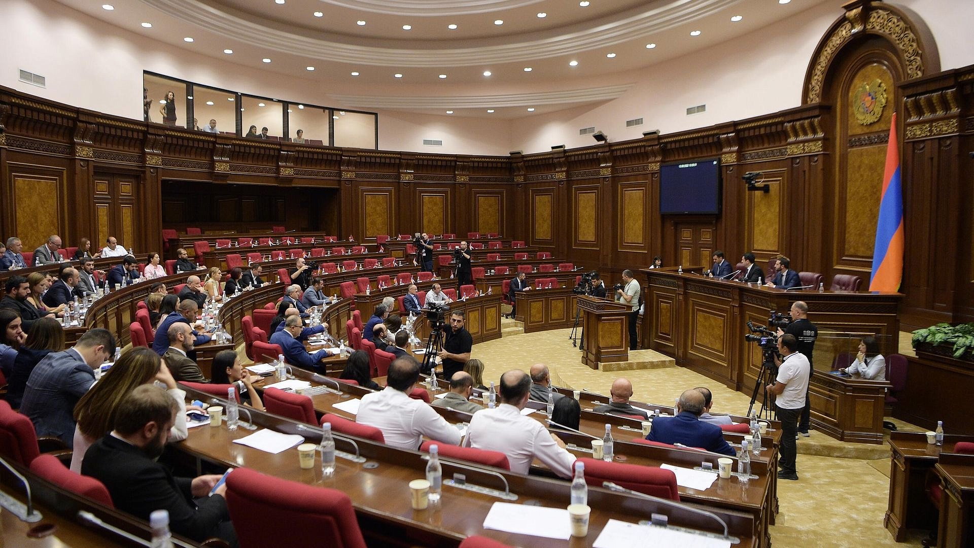 Депутаты партии Пашиняна устроили шоу в парламенте