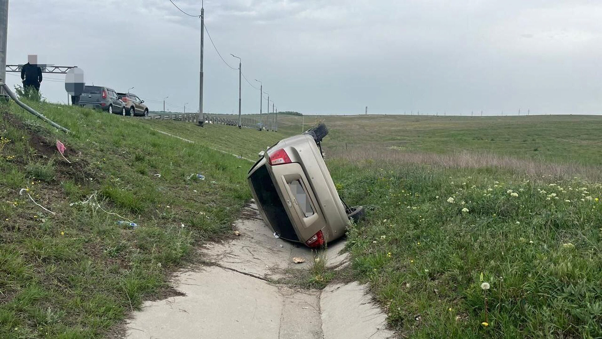 В Крыму автомобиль опрокинулся в кювет, есть пострадавшие