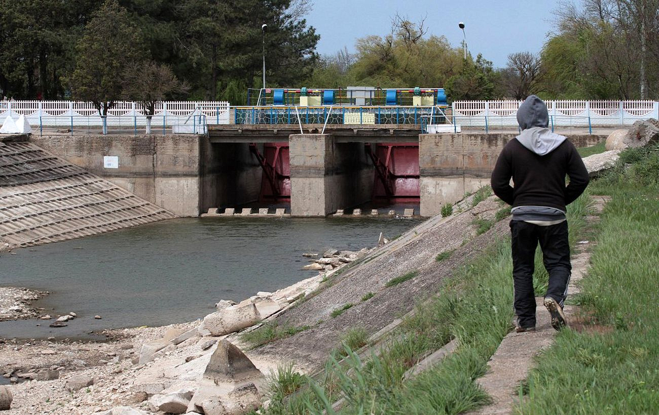 Крымский канал вода. Крым Северо Крымский канал дамба. Дамба водной блокады Крыма. Дамба Северо-Крымского канала. Дамба на Крымском канале в Херсонской области.