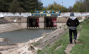 Дамба, не пропускающая воду в Крым, разрушается