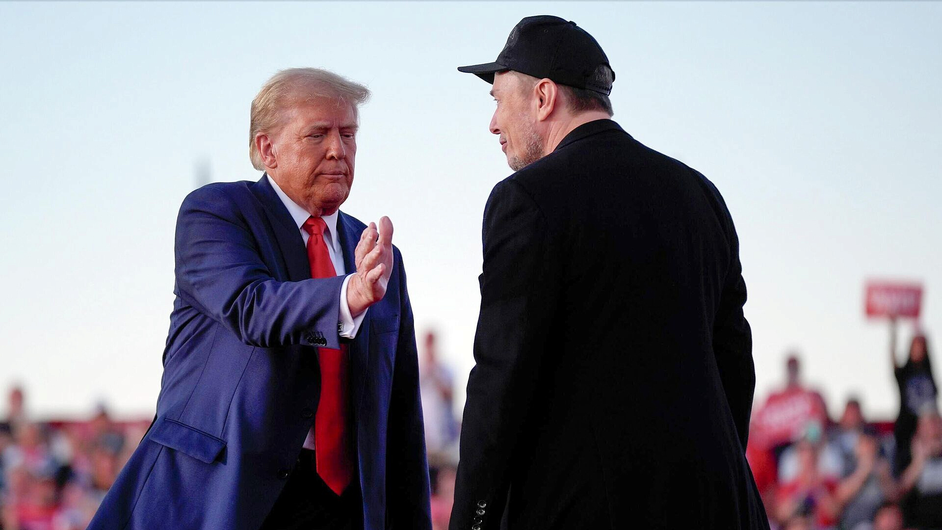 Трамп и Маск пожали друг другу руки на панихиде по Кирку