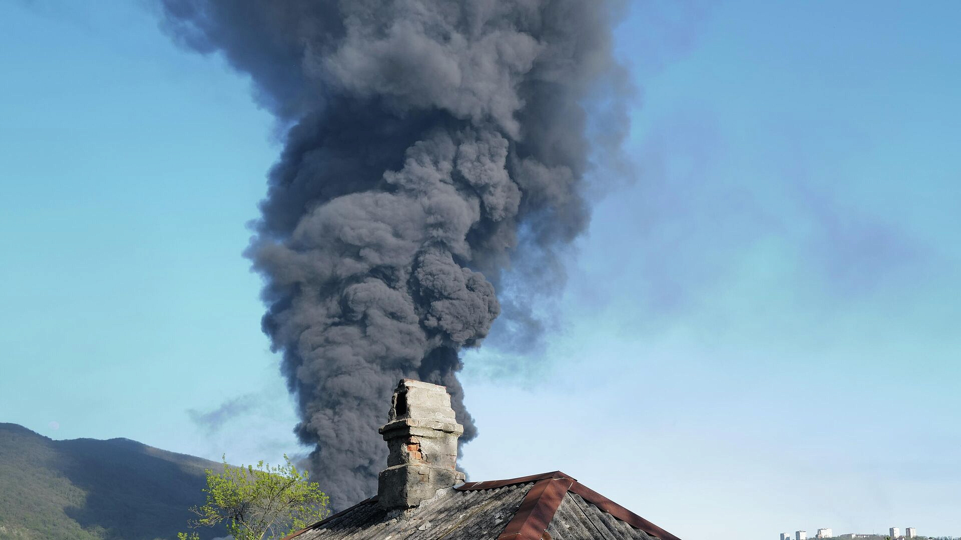 В Туапсе сняли оцепление на территории около НПЗ после ликвидации пожара
