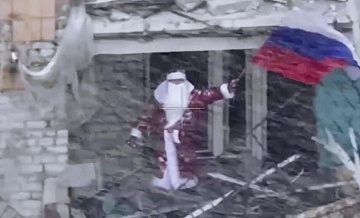 Бойцы ВС России в костюмах Дедов Морозов поздравляли жителей Димитрова