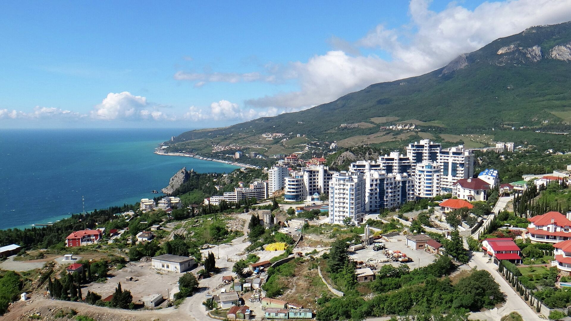 Минпросвещения принимает меры для безопасности детей в Крыму