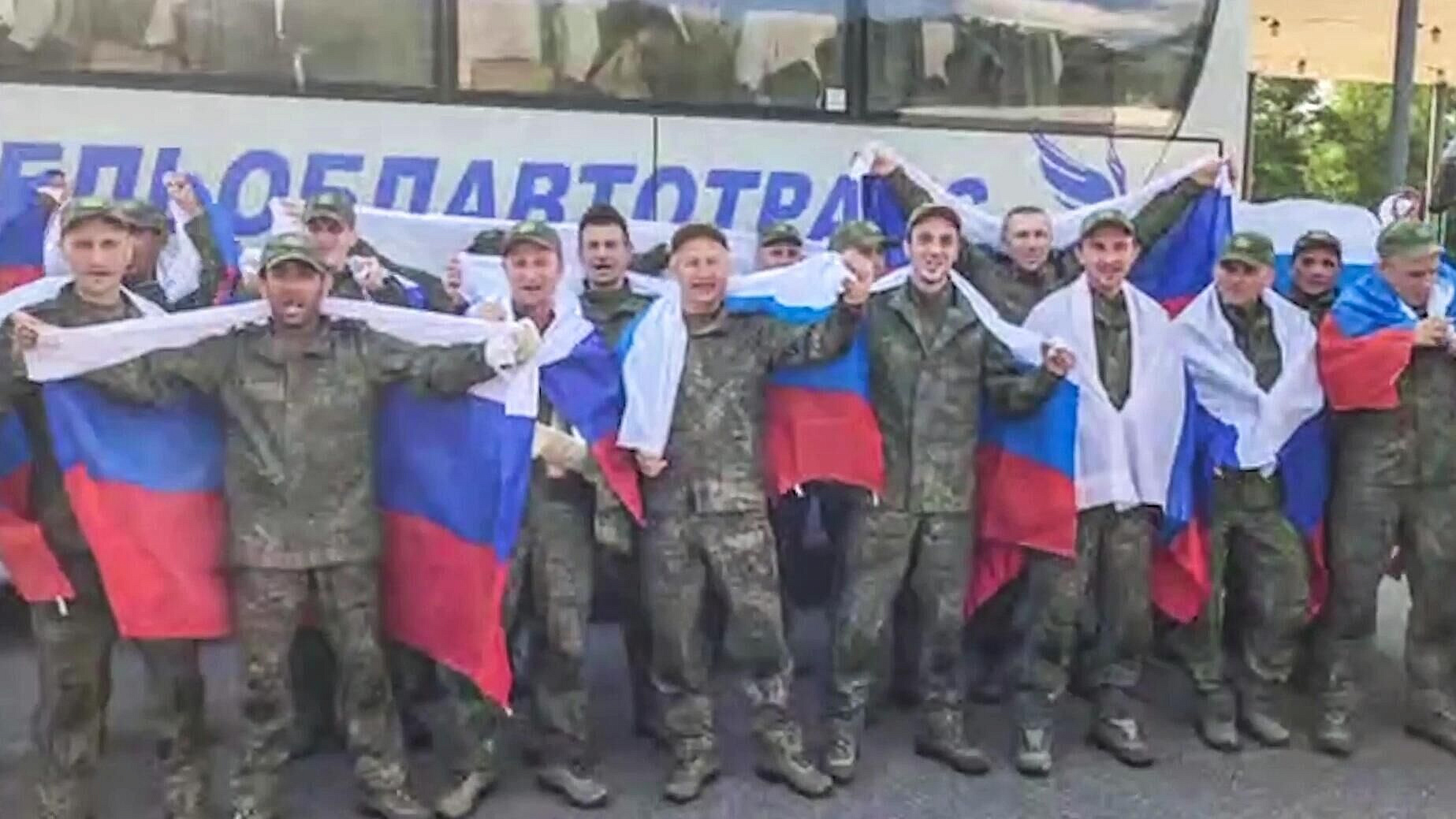 Вернувшийся из украинского плена военный рассказал, как скучал по дочке Вернувшийся из украинского плена военный рассказал, как скучал по дочке