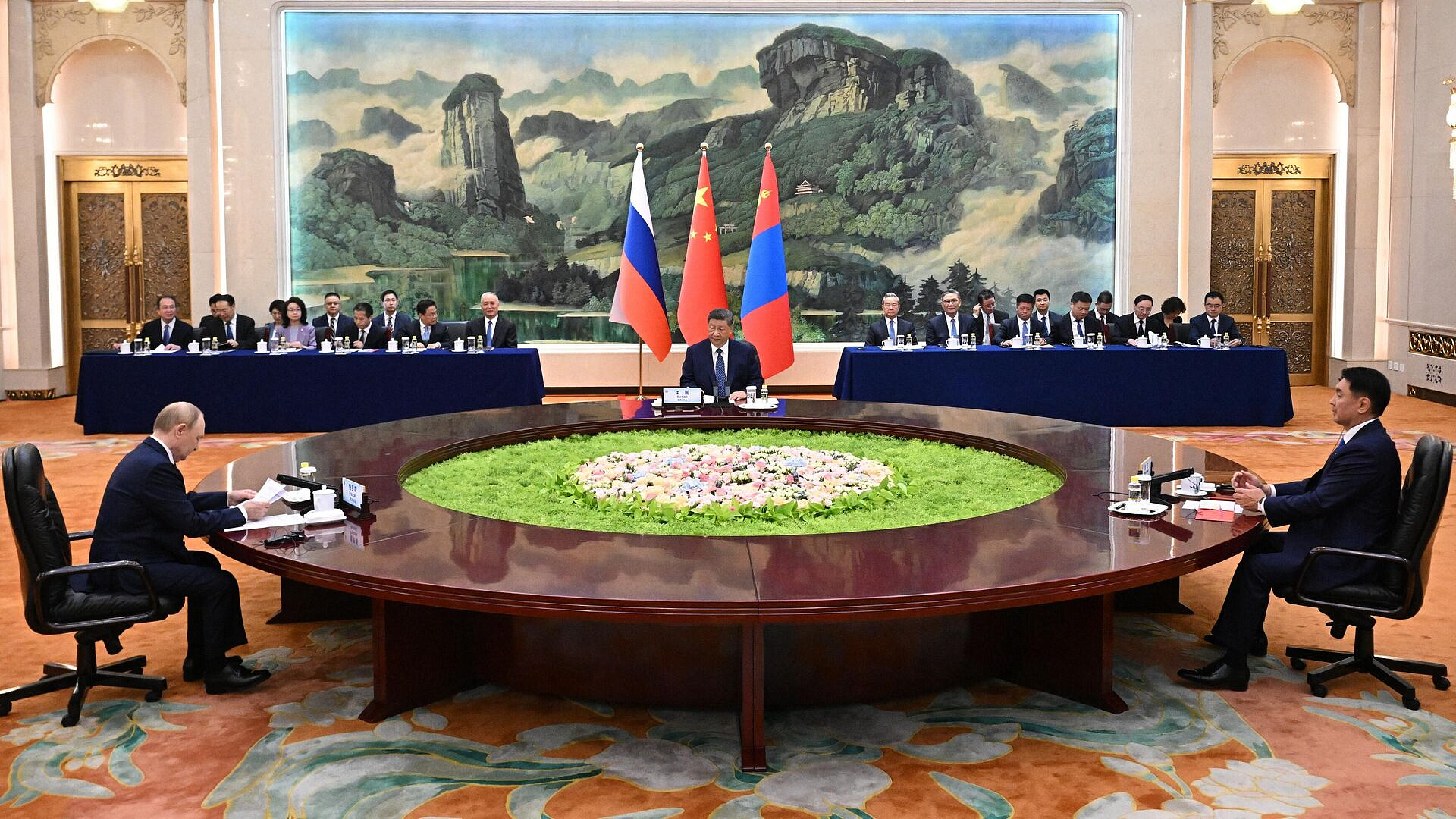 Монголия придает особое значение реализации проектов с Россией и Китаем