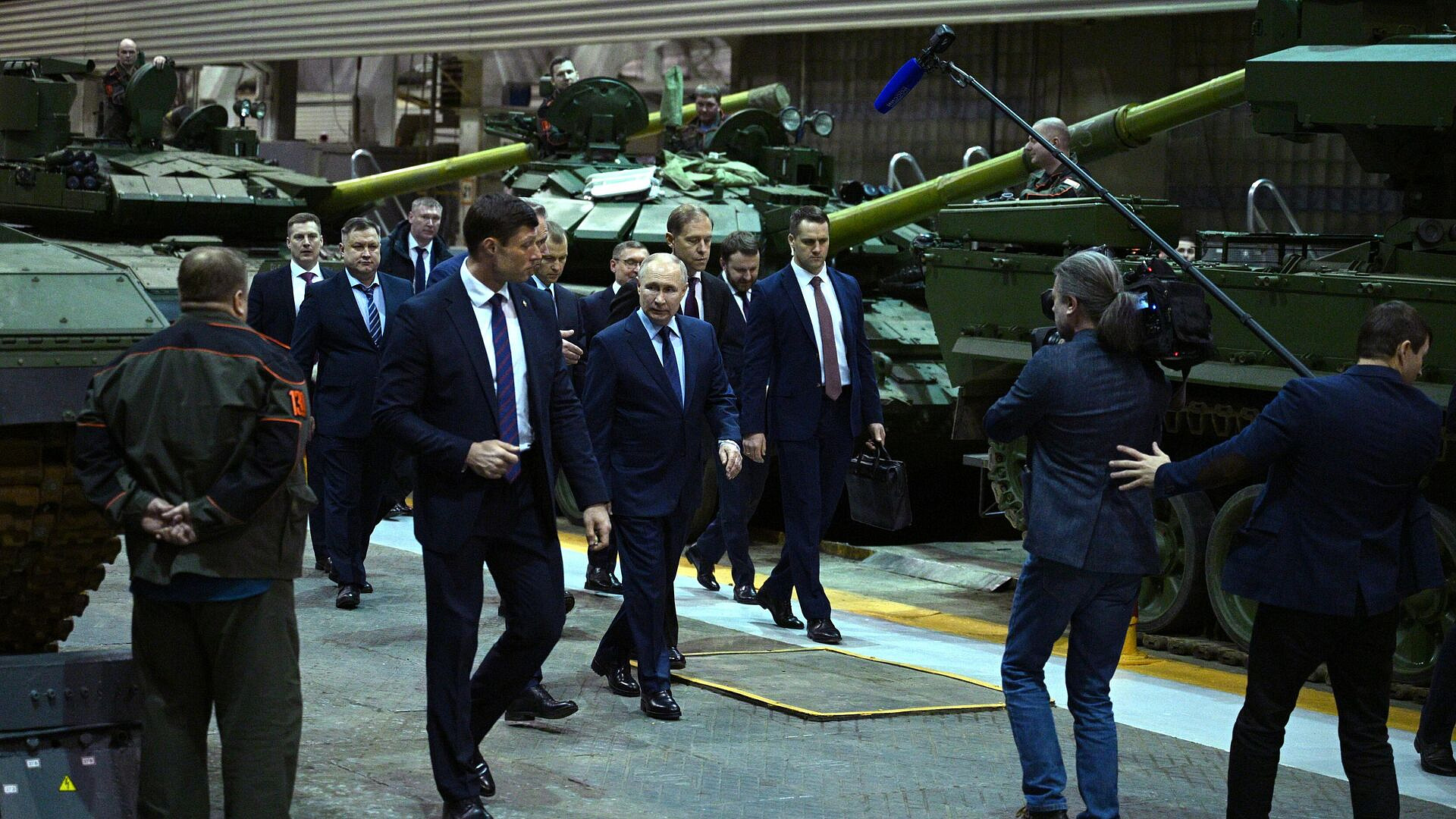Путин поблагодарил сотрудников УВЗ за качественную военную технику
