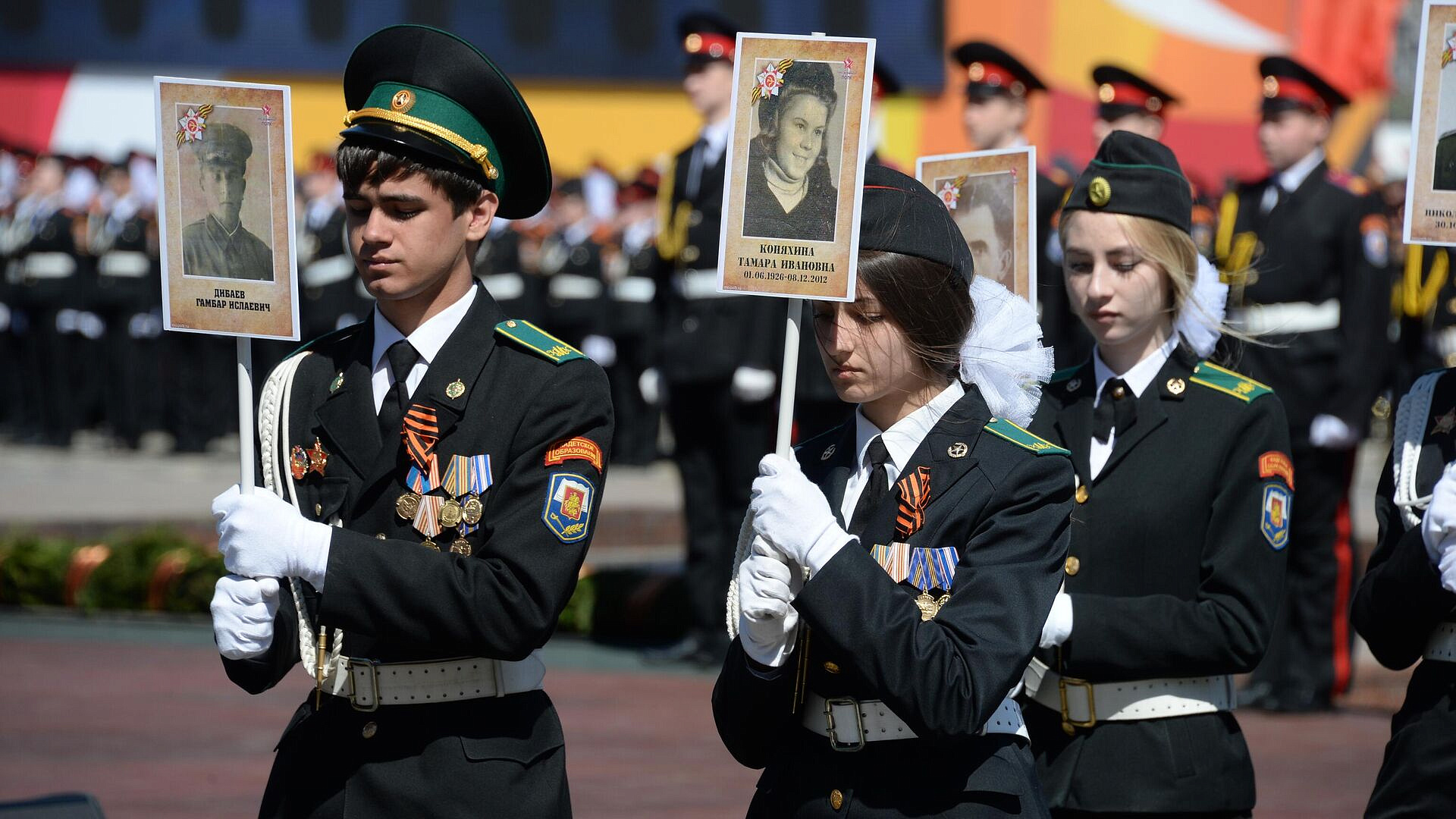 Путин отметил сплоченность участников "Бессмертного полка"