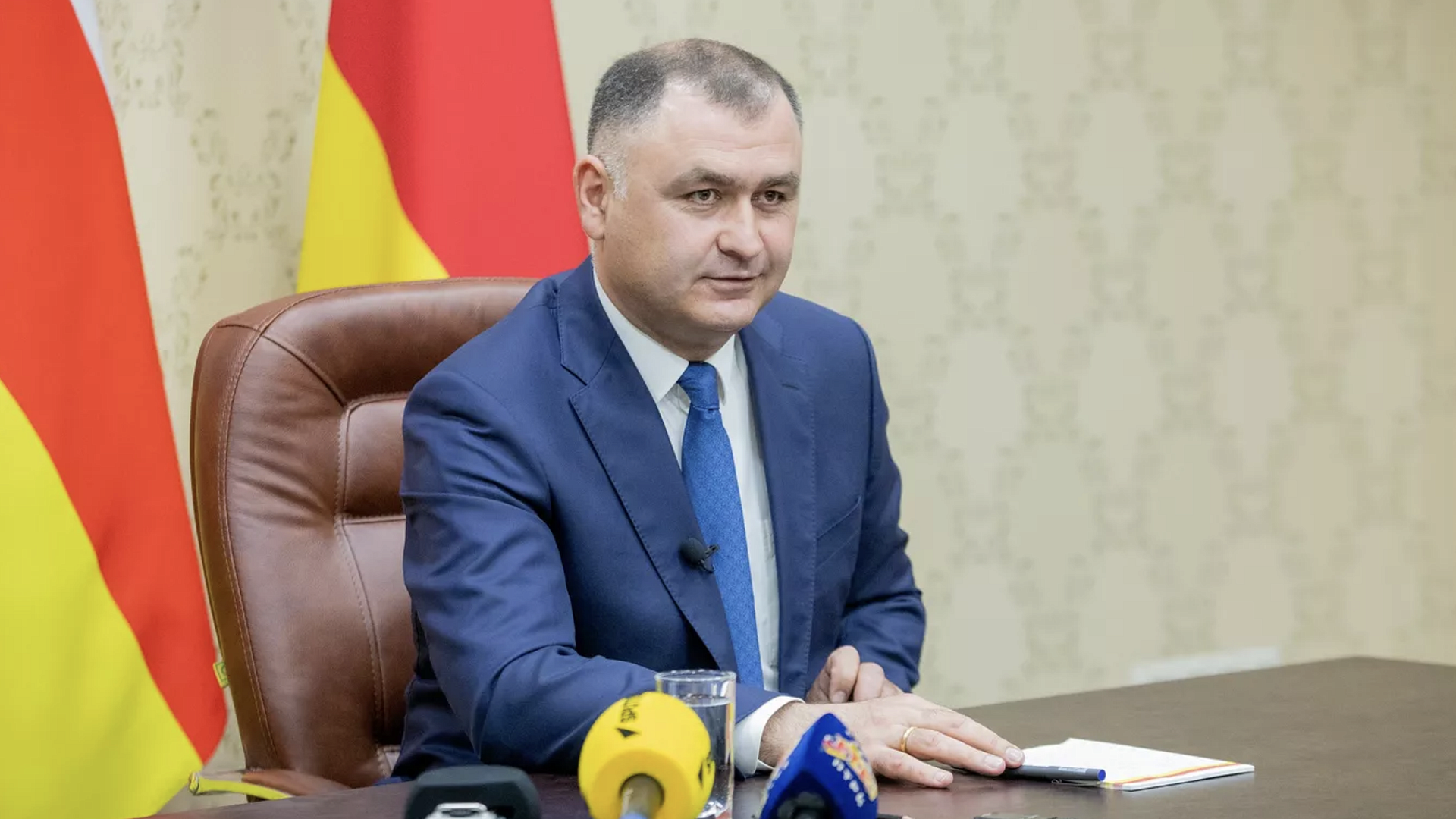 Президент Южной Осетии прибыл в Москву