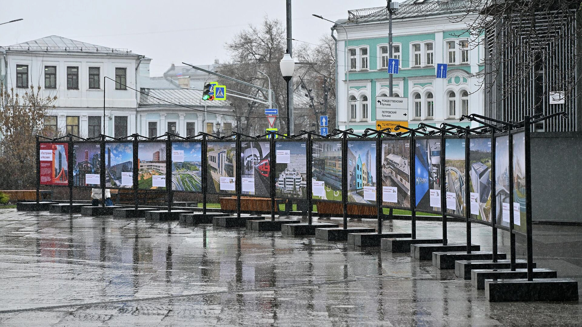 Фотовыставка "Построено в Москве" открылась на Цветном бульваре