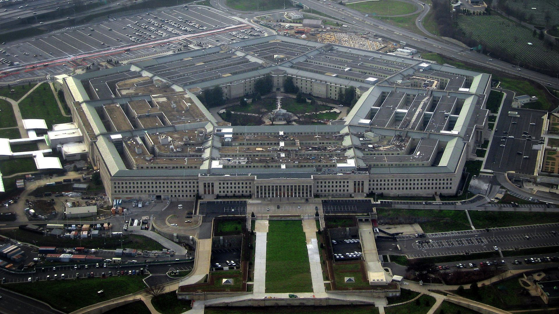 Китай может обойти США в технологической гонке по ИИ, заявили в Пентагоне