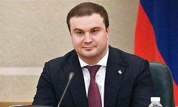 Омский губернатор поработал водителем у избирательной комиссии