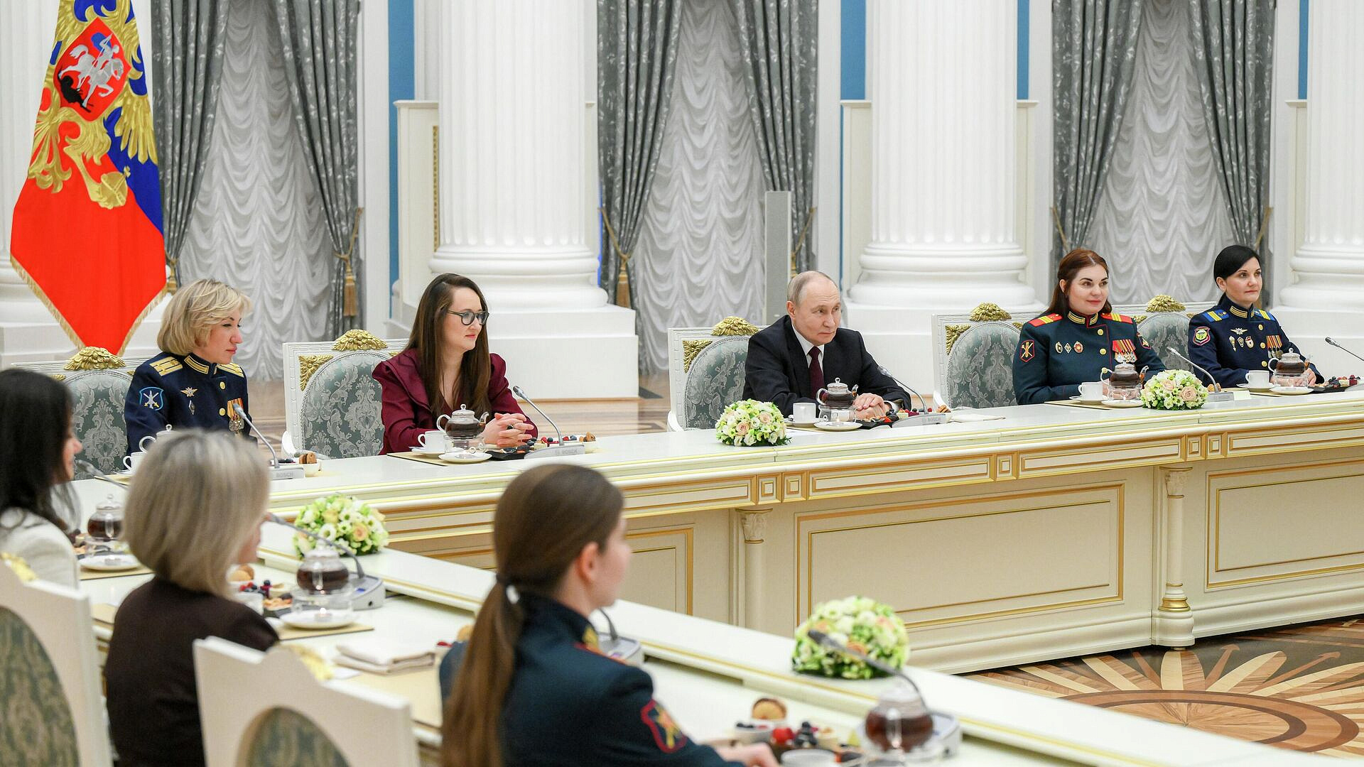 Путину подарили икону, облетевшую всю линию фронта