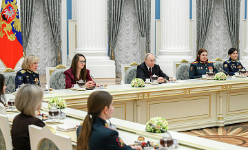 Путину подарили икону, облетевшую всю линию фронта