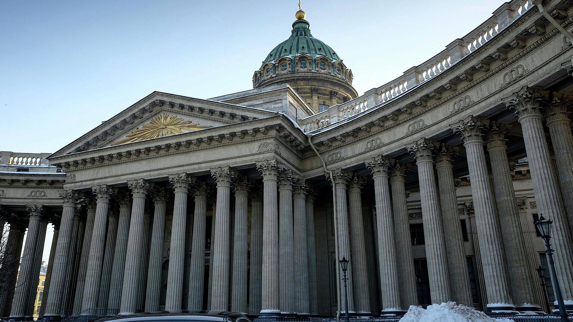 В Петербурге на девушку, справившую нужду у Казанского собора, завели дело
