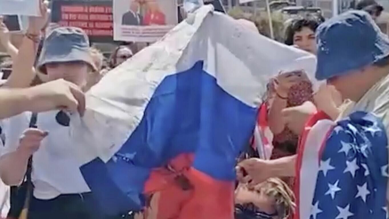 "Ненавидят нацию". Действия против флага России вызвали ярость на Западе