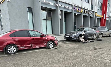 На Урале пьяная девушка на Porsche Cayenne разбила несколько машин