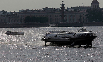 В Петербурге на Неве заглохло прогулочное судно с 70 пассажирами