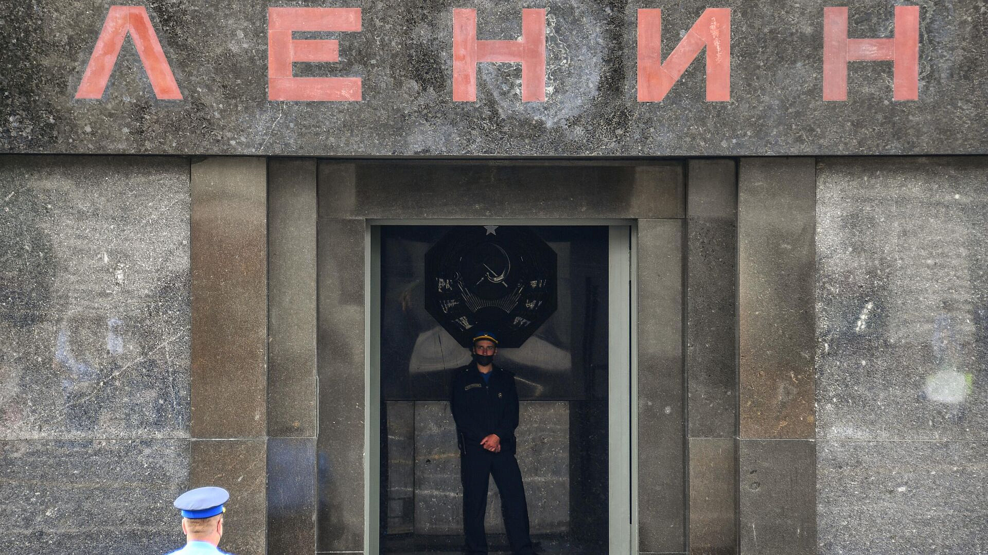 В Москве закроют доступ в Мавзолей Ленина и к некрополю у Кремлевской стены