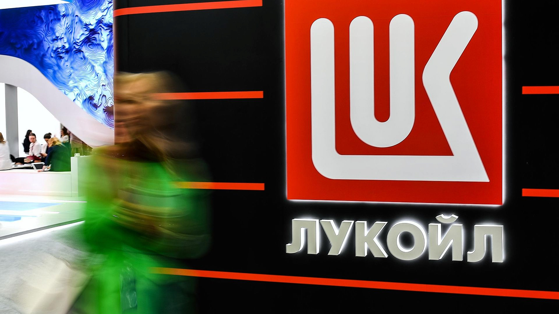Лондон продлил исключение из-под санкций для зарубежных активов "Лукойла"