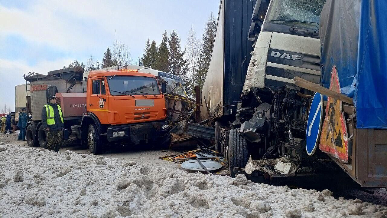 В Кировской области столкнулись пять фур и трактор, один человек погиб