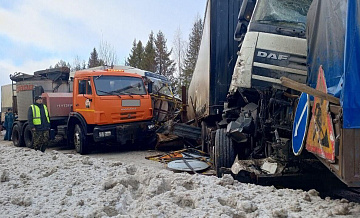 В Кировской области столкнулись пять фур и трактор, один человек погиб