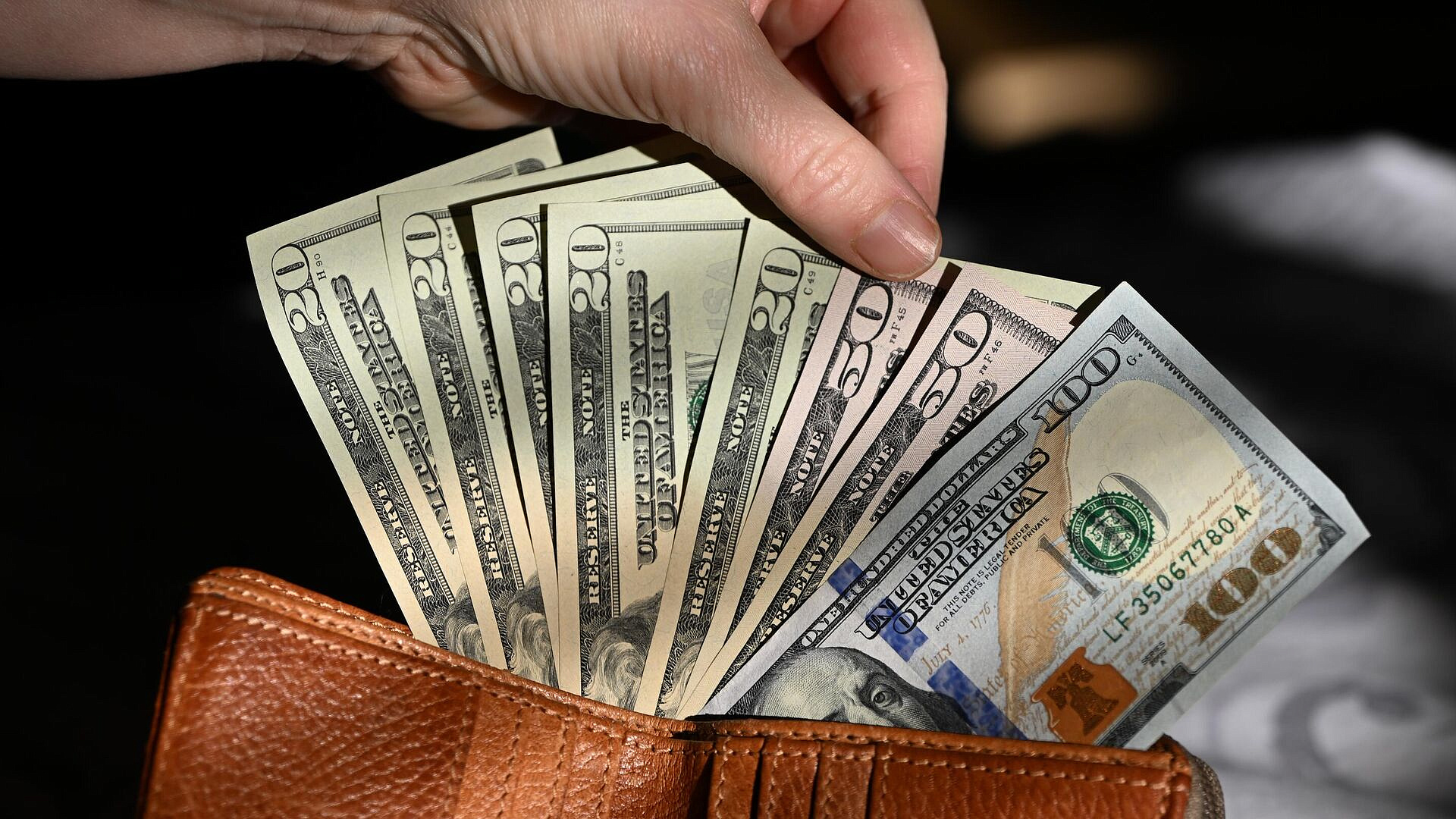 Россиянам объяснили, почему старые доллары лучше держать при себе