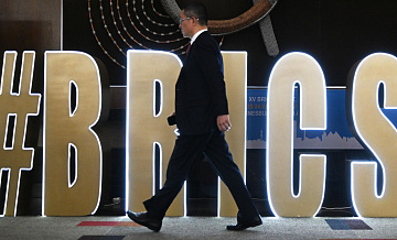 Россия упрощает визовую систему с рядом стран БРИКС, сообщили в МЭР