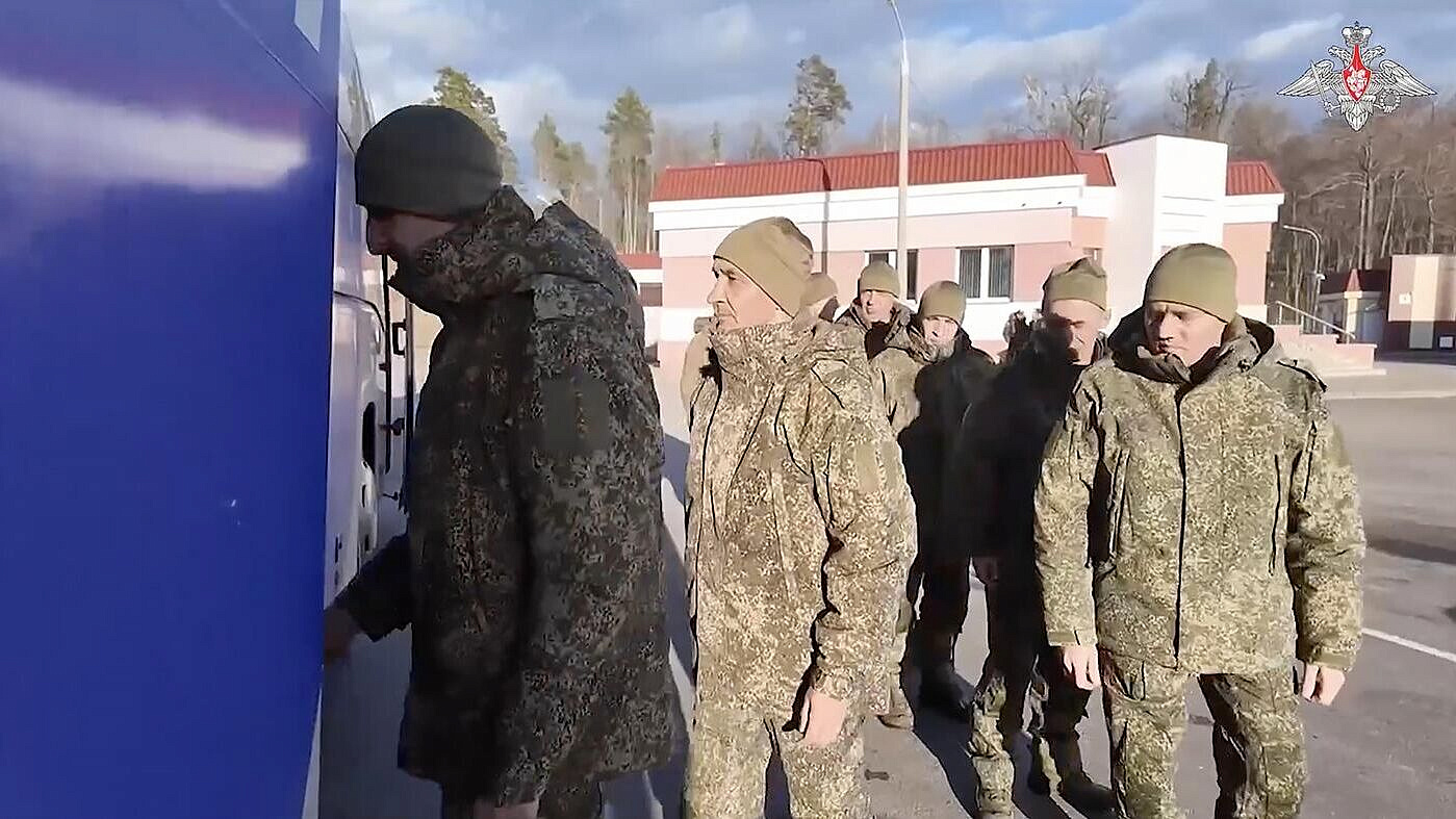 Самолет с российскими пленными прибыл в Москву Самолет с российскими пленными прибыл в Москву
