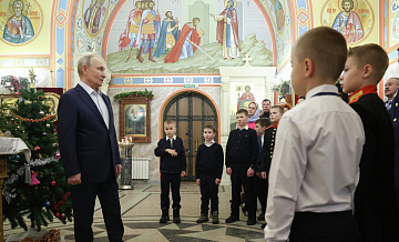 Путин подобрал упавшую с елки игрушку и вернул на место