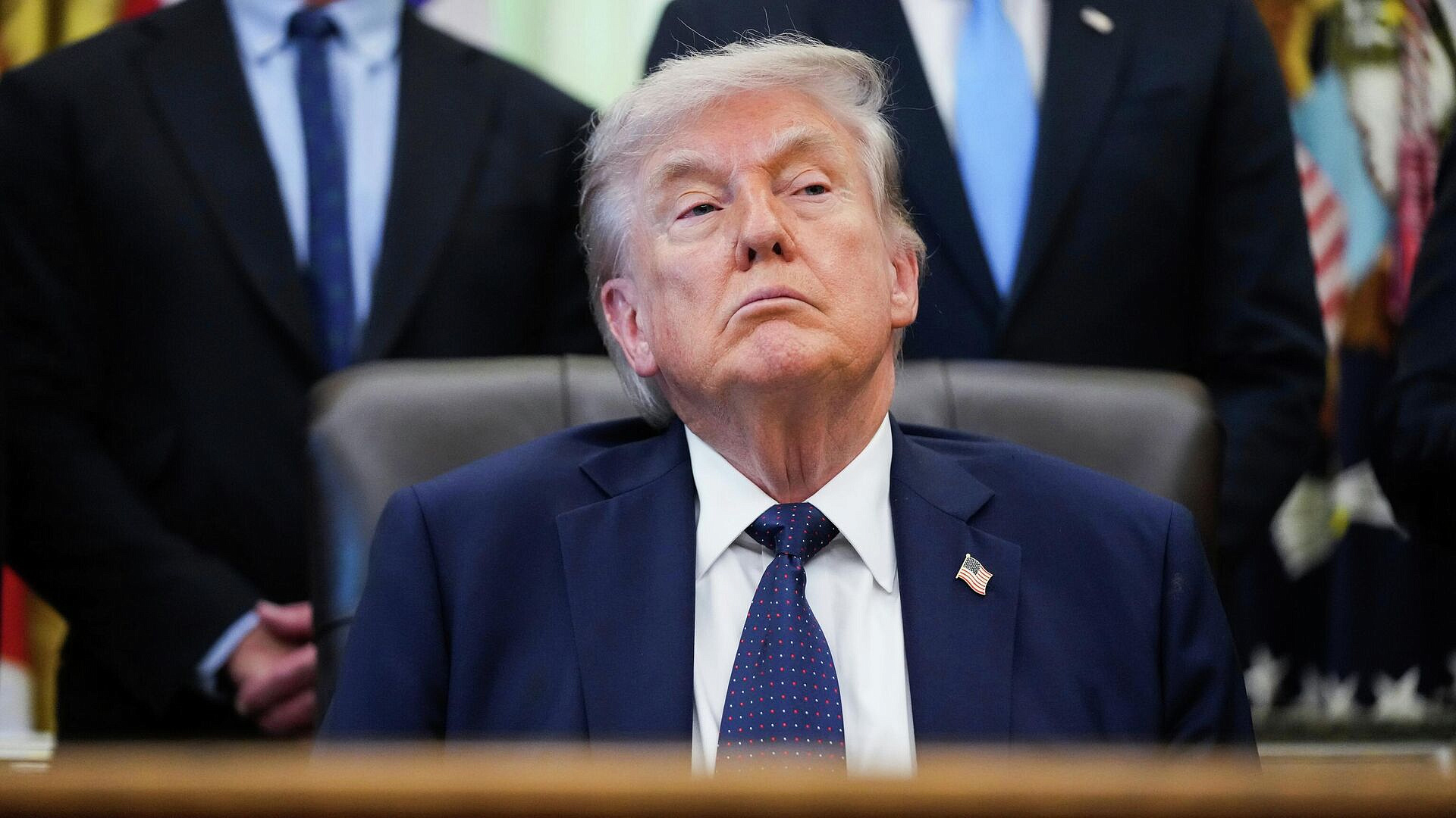 Эксперт прокомментировал прикосновение Трампа к плечу Карла III