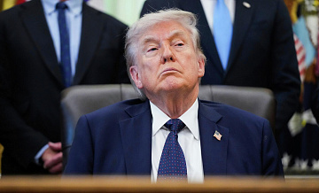 Эксперт прокомментировал прикосновение Трампа к плечу Карла III