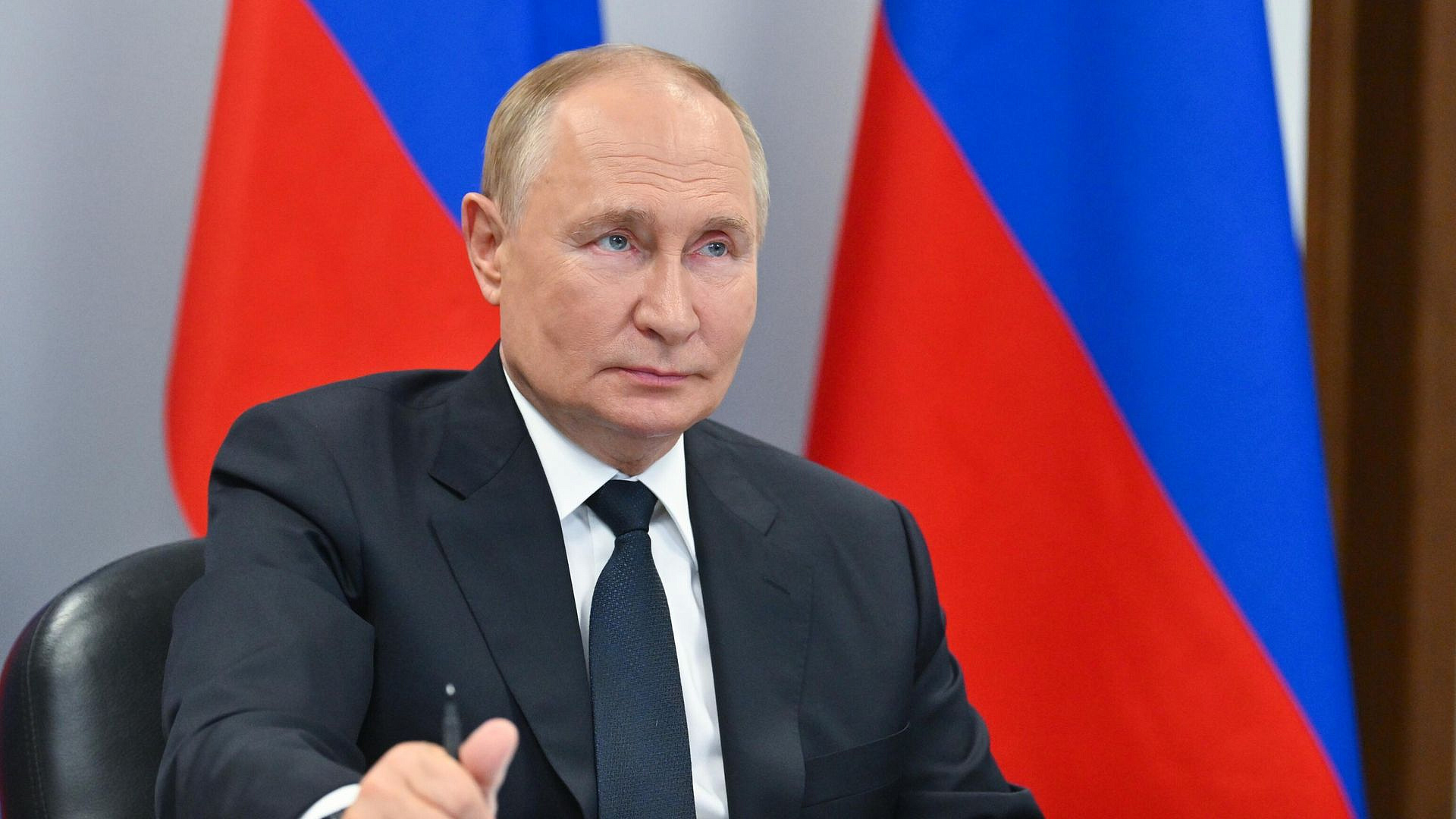 Путин осмотрел выставку конкурса технологических компаний "Знай наших"