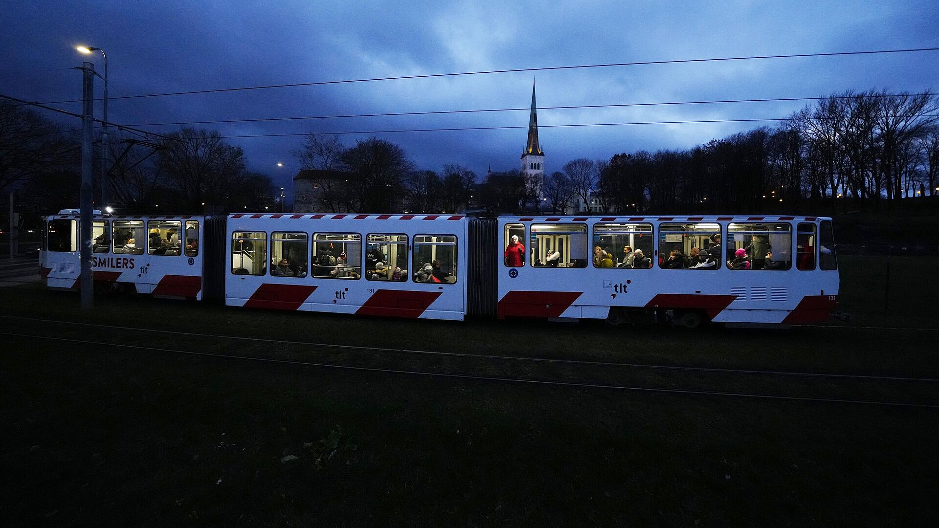 Эстонцам советуют запастись наличными из-за отключения от БРЭЛЛ