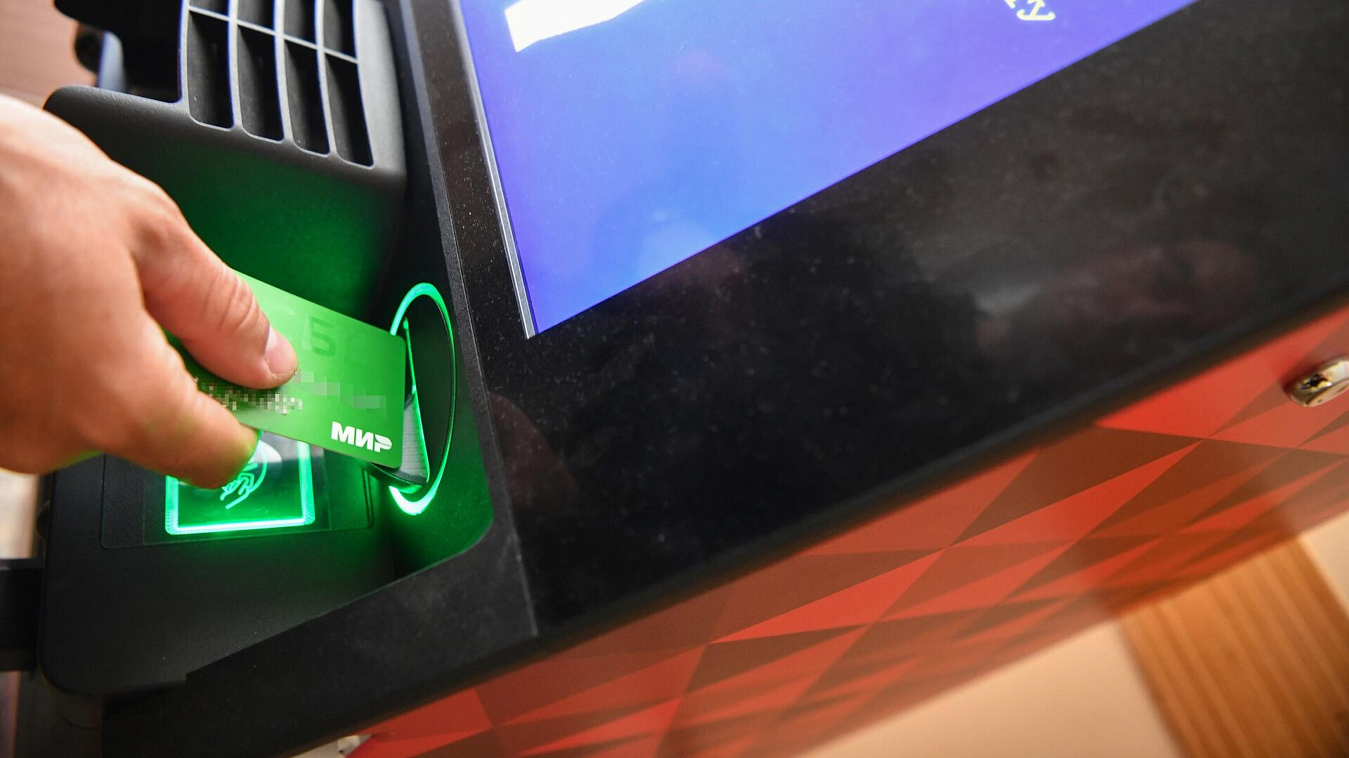 Устройство пластиковой карты. Как работает карточка. Как работает кредитная карта. Как работает карточка. Чип пластиковой карты.