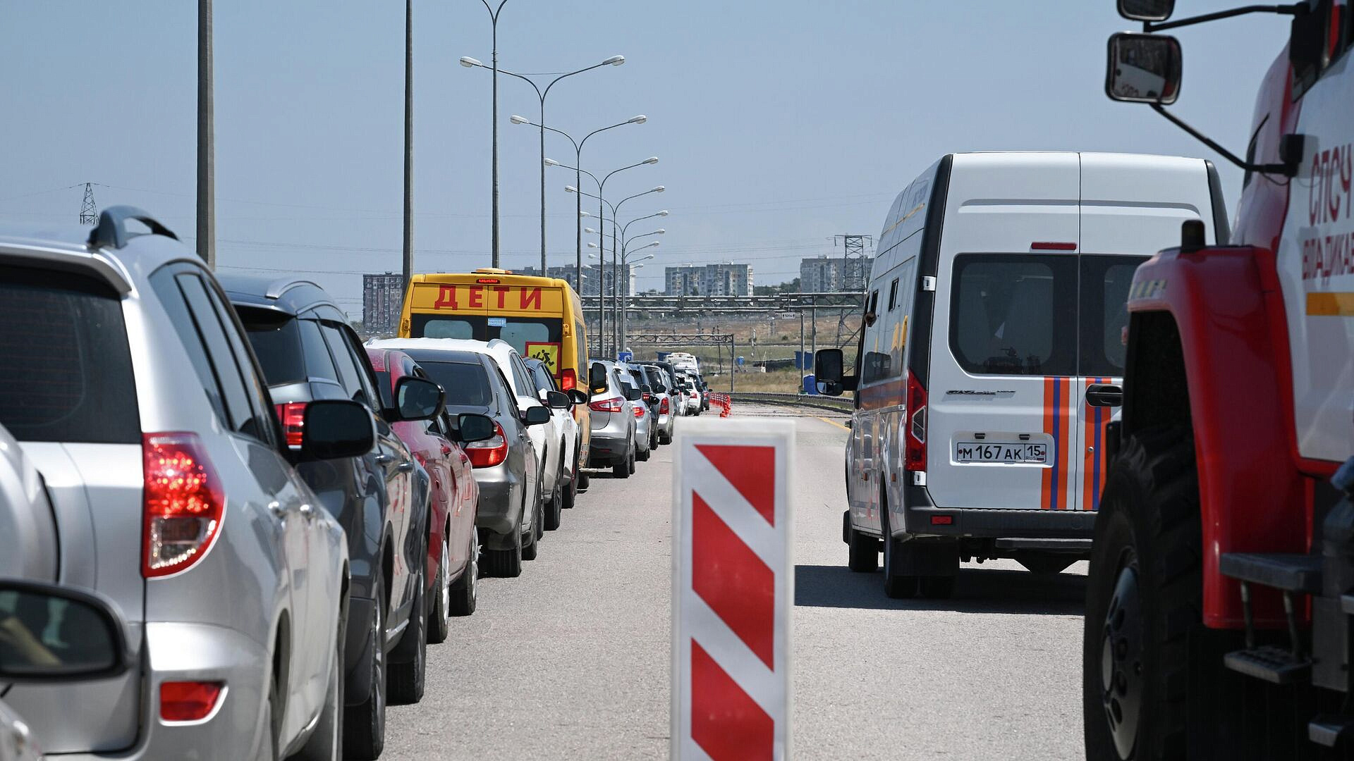 Проезд по Крымскому мосту ожидают 350 автомобилей