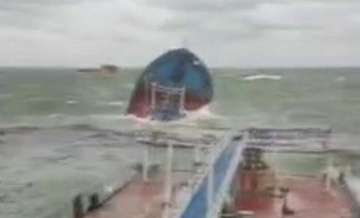 Два судна следуют к месту крушения танкеров в Керченском проливе