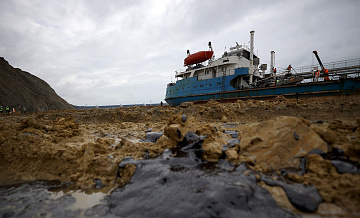 Судовладелец "Волгонефти-239" рассказал, зачем капитан отвел танкер на мель