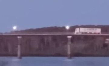 В Кировской области большегруз проехал по пешеходному мосту, водителя ищут