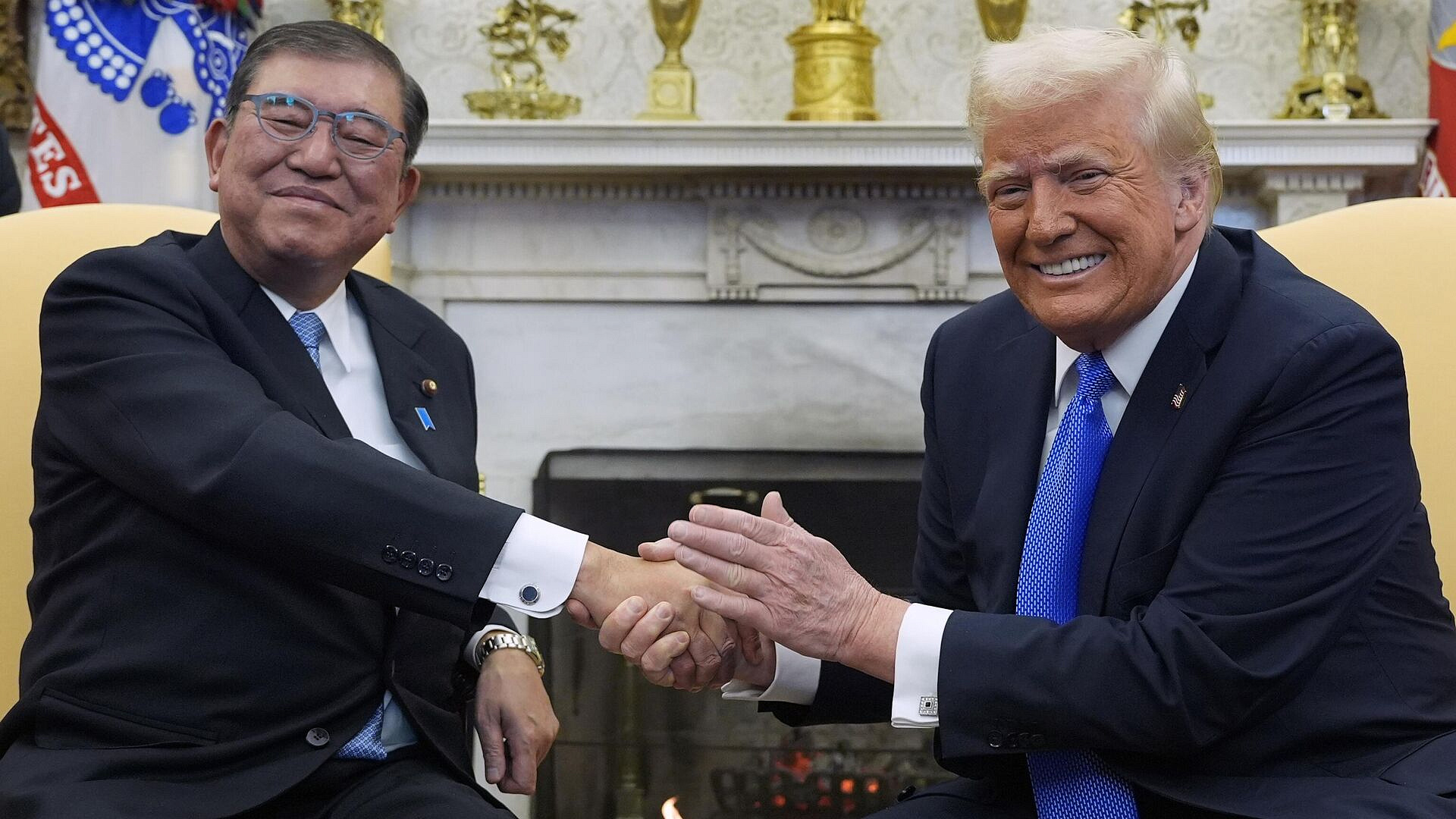 Премьер Японии подарил Трампу золотой самурайский шлем и вазу Кутани