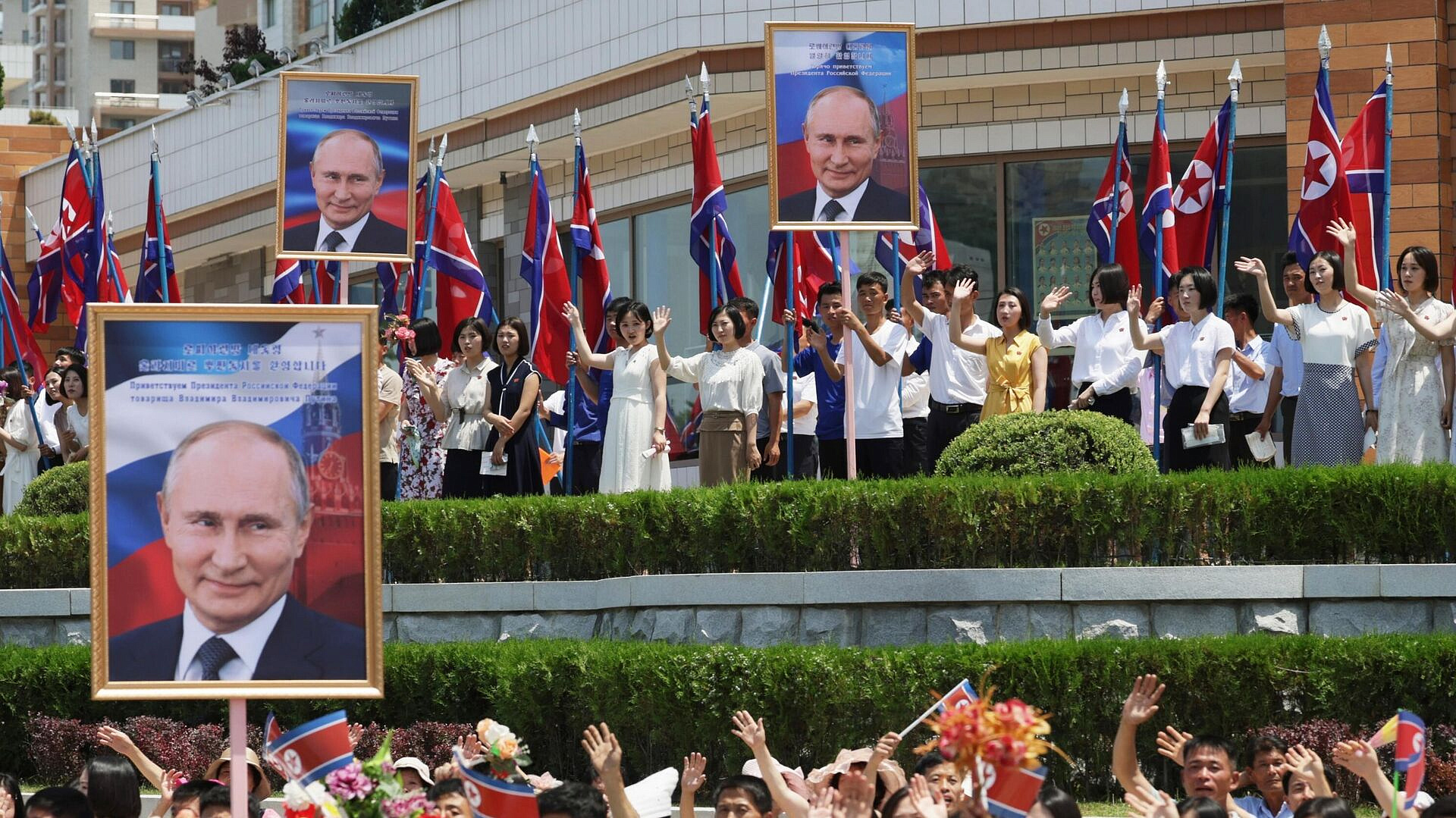 В Кремле прокомментировали реакцию Запада на визиты Путина в КНДР и Вьетнам