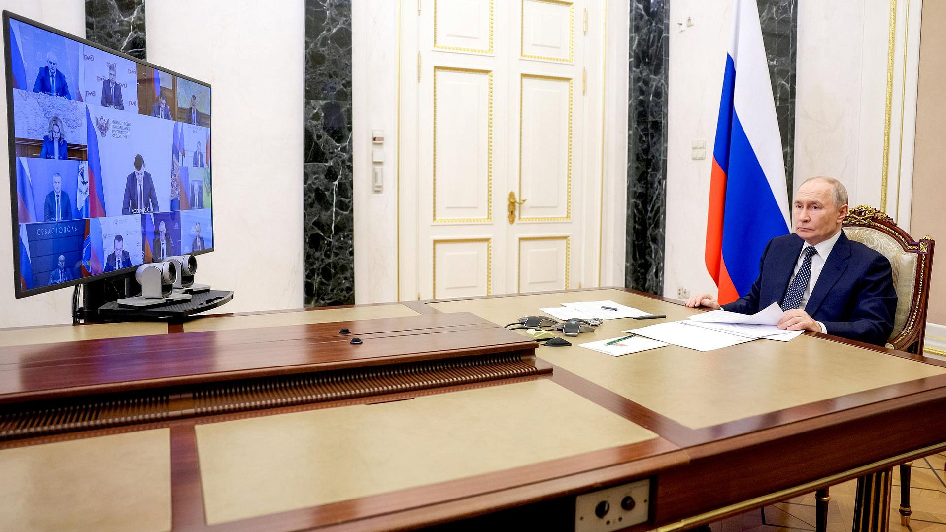 Путин поручил быстрее привлечь бизнес к производству нефтепродуктов