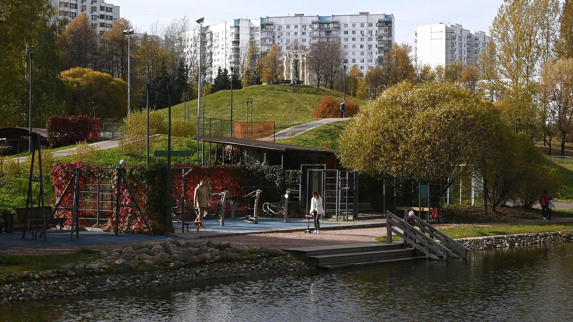 На юго-западе Москвы реабилитировали пруд в парке 50-летия Октября