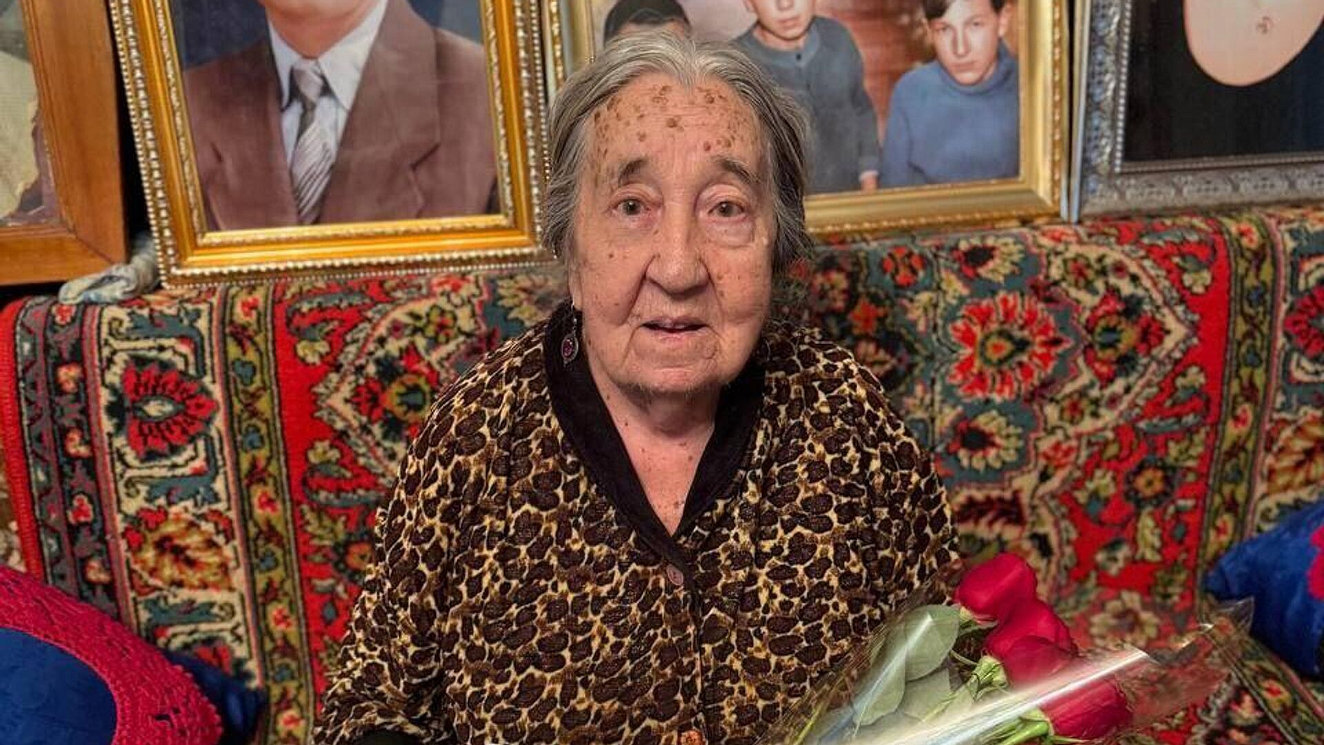 Российские дипломаты в Туркмении поздравили ветерана с 97-летием