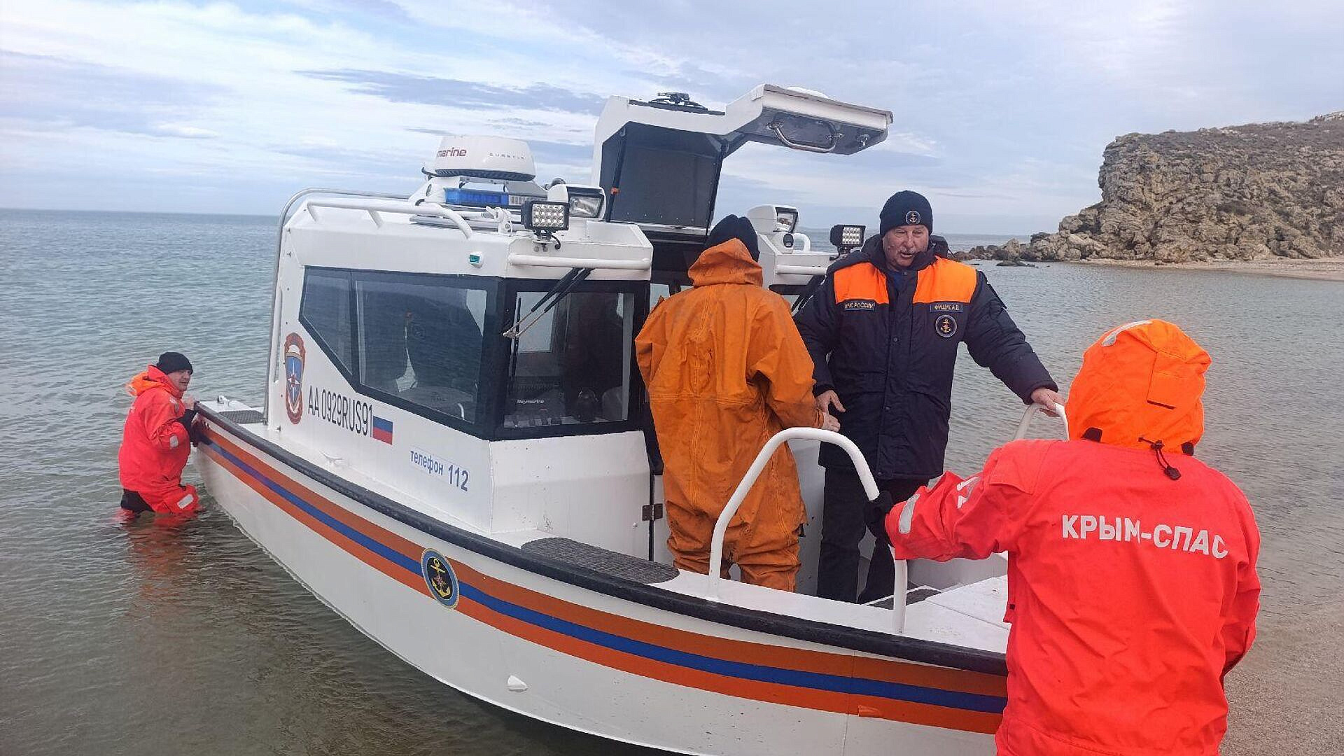 Пропавших у берегов Крыма рыбаков ищут четвертый день, сообщили в МЧС