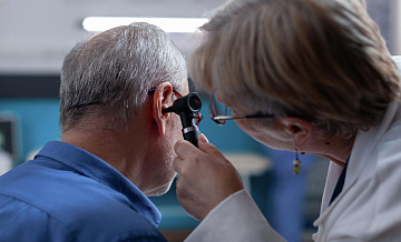 Врач рассказал, что будет, если слушать музыку в одном наушнике