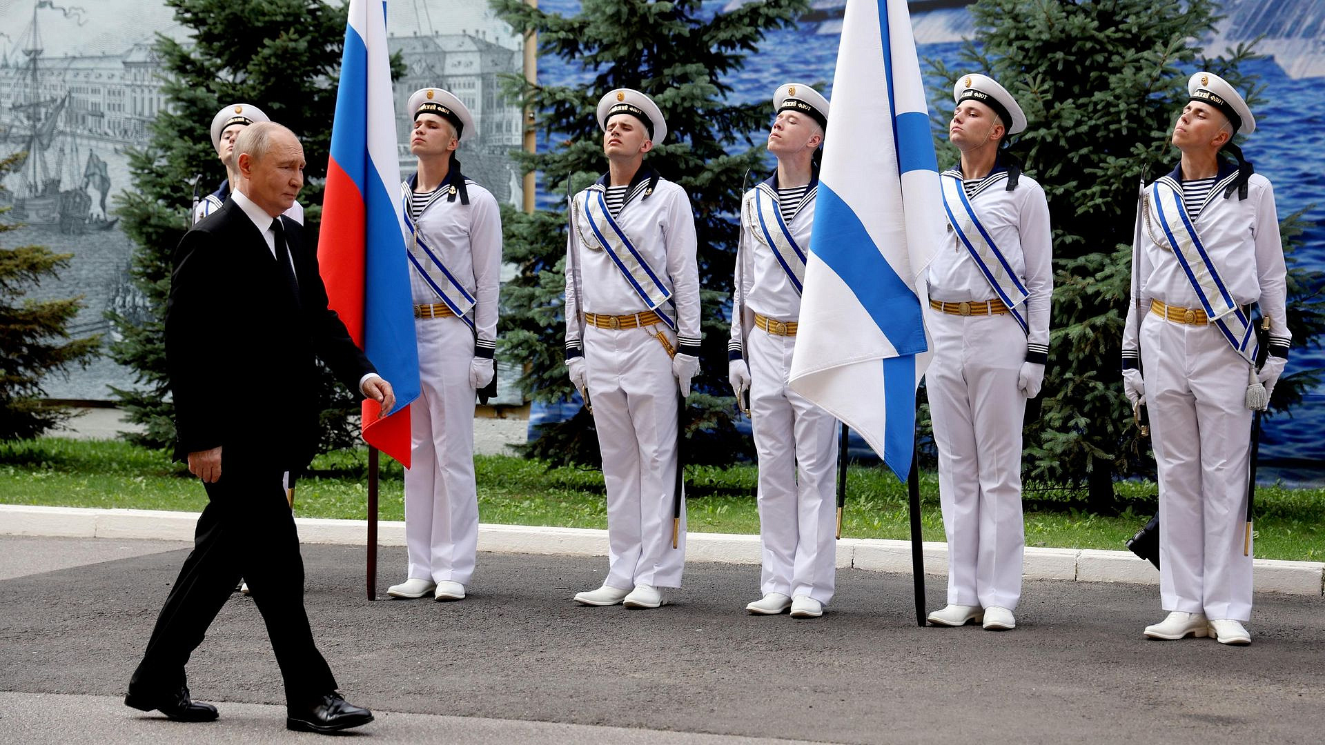 Путин отметил вклад военнослужащих ВМФ в защиту интересов России